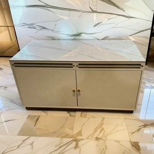 Moderno Mueble Blanco con Base de Metal Dorado, Marco de Madera y Cubierta de Piedra Sinterizada, Elegante KIKA K70 #   Mesa de Centro con Almacenamiento, Muebles para el Hogar - Product Image 2