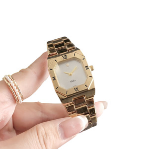 Orologio da Donna Lucky Turn <span class=keywords><strong>Vintage</strong></span> con Cinturino in Oro e Acciaio, Quadrante Quadrato da 37mm con Lancette al Quarzo, Stile Sofisticato e di Moda - Product Image 5