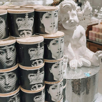 Bougie votive parfumée de style classique de luxe en gros pour OEM, pot en céramique pour les fêtes, logo personnalisé, décoration intérieure, non toxique, longue durée de combustion