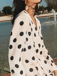 Blazer beige elegante con lunares negros, mangas largas y diseño cruzado, perfecto para la oficina - Product Image 2