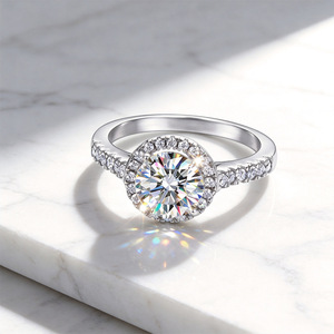 Anillo de Compromiso de Plata de Ley S925 con Baño de Rodio para Mujer, con Engaste de Puntas, Corte Brillante Redondo, Diamante Moissanita de 1.2ct - Product Image 4