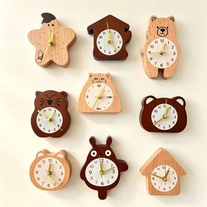 Horloge murale en bois en forme d'ours personnalisée, logo gravé OEM, aimant silencieux pour la décoration du réfrigérateur de cuisine, vente en gros - Product Image 1