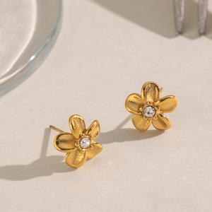 Boucles d'oreilles clous fleur en zircone cubique, acier inoxydable plaqué or 18 carats PVD pour femme, luxe, fraîcheur, douceur, chic, tendance, usage quotidien - Product Image 3