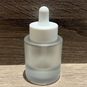 Tùy chỉnh <span class=keywords><strong>30ml</strong></span> 50ml Frosted <span class=keywords><strong>Fancy</strong></span> <span class=keywords><strong>Glass</strong></span> <span class=keywords><strong>dropper</strong></span> chai tròn phẳng hình dạng trong Matte trắng và đen cho sản phẩm chăm sóc da - Product Image 3