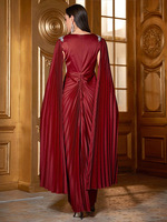 Abaya en satin plissé bordeaux pour femmes musulmanes avec manches cape et détails en strass Robe islamique élégante et formelle