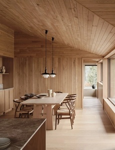 Cuisine et salle à manger en chêne clair avec un ensemble complet d'étagères ouvertes intégrées et un îlot avec table à manger - Product Image 3