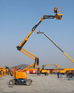 Plateforme élévatrice articulée de marque supérieure XGA16AC 15,5 m 227 kg autopropulsée pour utilisation en entrepôt et en structure industrielle - Product Image 1