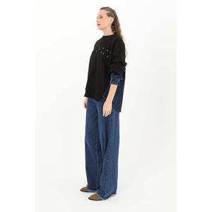เสื้อสเวตเชิ้ตผู้หญิงแบรนด์ Women's Soul สีดำ-น้ำเงิน ประดับด้วยหิน พร้อมดีเทลปลายแขนผ้าเดนิม เพื่อการสวมใส่ที่มีสไตล์ในทุกวัน - Product Image 4
