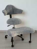 Chaise ergonomique à assise croisée avec dossier incurvé et réglage en hauteur, idéale pour la méditation, le yoga et une utilisation prolongée sur ordinateur
