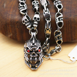 Yunnique Collier en Acier Inoxydable Tête de Mort Homme, Pendentif Fantôme à Œil Rouge, Bijou Tendance - Product Image 3