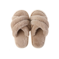 Semelle extérieure intérieure EVA Design croisé de luxe moelleux pour pantoufles pour femmes Nouvelle peluche intérieure floue avec fonction antidérapante pour l'été Wa