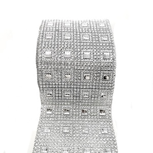 Venta al por mayor 24 filas redondo de plata de diamantes de corte de acrílico plástico cuadrado de diamantes de imitación de rollo para ropa de cama - Product Image 4