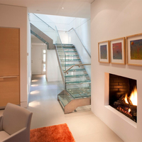 Escalier intérieur en acier et bois à double poutre en L, design contemporain, durable et sûr, avec garde-corps en verre