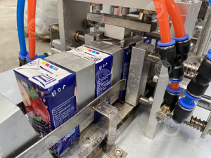 Machine d'emballage aseptique PLC en carton pour <span class=keywords><strong>lait</strong></span>, jus, vin, eau <span class=keywords><strong>de</strong></span> <span class=keywords><strong>coco</strong></span>, boissons, <span class=keywords><strong>brique</strong></span> aseptique Machine <span class=keywords><strong>de</strong></span> remplissage en carton - Product Image 6