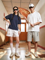 T-shirt personnalisé à col en V et manches courtes, style preppy old money, avec patte de boutonnage contrastante et boutons, tissu extensible pour homme