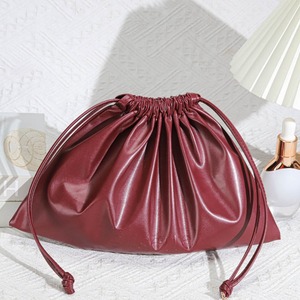 Sac de rangement pour maquillage et pyjamas en cuir PU imperméable avec logo personnalisé imprimé, sac de luxe pour cosmétiques, pochette en cuir pour emballage cadeau - Product Image 1