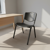 Chaise empilable en plastique noir avec poignée pour salle de formation, conférence et école