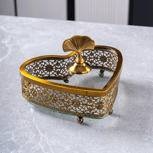 Boîte à bonbons en or, boîte à bonbons européenne légère de luxe en verre transparent avec couvercle en verre et cœur creux pour décoration de fête de mariage - Product Image 1