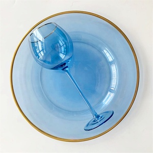 Decoración elegante para eventos 2020: platos de presentación de vidrio de diferentes colores y copas de vino - Product Image 1