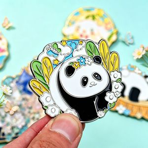 Pin de metal esmaltado de panda de dibujos animados Yisheng con cierre de mariposa de aleación, insignias de regalo - Product Image 1