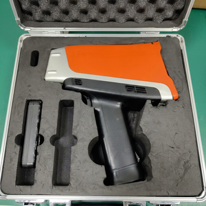 Analyseur XRF portable Olympus Vanta d'occasion, couleur orange, pour l'analyse des métaux et des alliages précieux, fonctionne sur batterie - Product Image 1