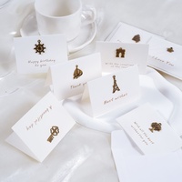 Carte de vœux simple en carton de style Ins avec bouquet de fleurs et petites cartes de message florales blanches en anglais pour anniversaire