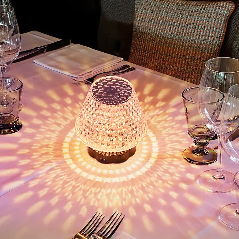 Lampada da tavolo in cristallo per modellare il bicchiere da vino diretto in fabbrica proiezione di petali piccola luce notturna ricaricabile Plug-in Rgb