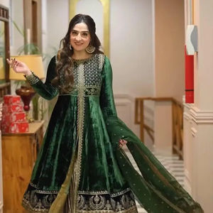 Nouveau Bollywood Style Designer Party Wear Look Broderie Lourde Avec Multy Fil Et Séquence Travail Robe Bas Avec Dupatta - Product Image 1