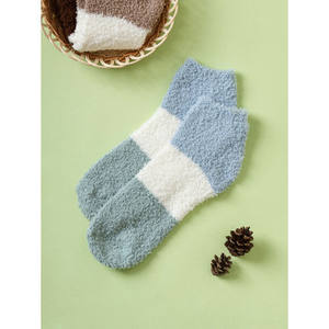 Monfoot Chaussettes de nuit bleues à la cheville pour hommes, antidérapantes, résistantes à la chaleur, style quotidien, avec motif de sublimation en polyester spandex ODM - Product Image 1