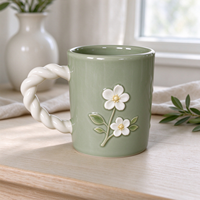 Mug Keramik Hijau Sage Kustom dengan Bunga Putih Timbul, Bagian Tengah Kuning, Daun Hijau, Gagang Terjalin, Logo OEM Kustom, Perlengkapan Minum