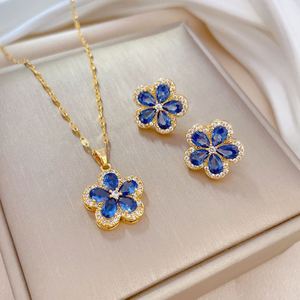Exquisito Conjunto de Joyería de Boda con Flores Huecas y Circonitas: Collar, Pendientes y Anillo de Zirconia Rosa Brillante - Product Image 3