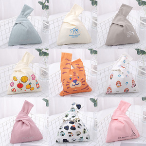 <span class=keywords><strong>Sac</strong></span> de poignet en velours pour femmes de style japonais de luxe Pochette de rangement en <span class=keywords><strong>tissu</strong></span> avec logo personnalisé <span class=keywords><strong>Emballage</strong></span> <span class=keywords><strong>cadeau</strong></span> élégant pour <span class=keywords><strong>sac</strong></span> à provisions - Product Image 3