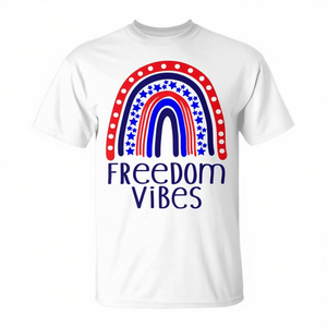 Freedom Vibes T-shirt arcobaleno con bandiera degli Stati Uniti, design patriottico per il 4 luglio - Product Image 2