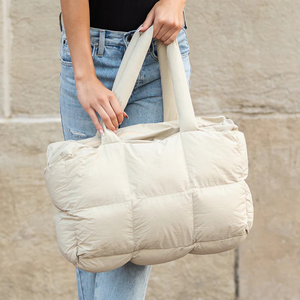 กระเป๋าถือทรงพัฟฟ์ขนาดใหญ่ สีพื้น กระเป๋าสะพายไหล่แบบเสื้อแจ็คเก็ตขนเป็ด กระเป๋าผ้าทรงคลาวด์สำหรับผู้หญิง - Product Image 3