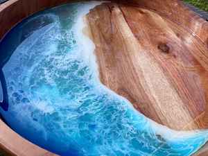 Bandejas de Servir Modernas de Resina y Madera que Combinan Funcionalidad y Diseño Artístico para Mesas Elegantes y Uso Diario en la Cocina - Product Image 3