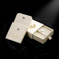 Boîte d'emballage de luxe pour bijoux avec pochette en velours suédé, logo personnalisé imprimé à chaud, boîte de rangement pour boucles d'oreilles, emballage cadeau
