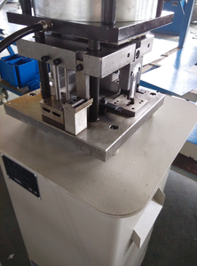 Machine à poinçonner pneumatique pour profilés en <span class=keywords><strong>aluminium</strong></span> pour fenêtres et portes - Product Image 4