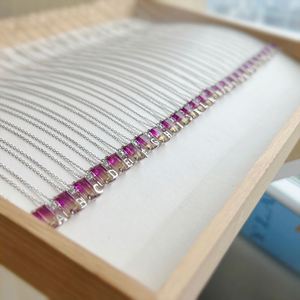 Collier avec pendentif lettre alphabet 26 en cristal de zircone 5A de couleur rouge et verte dégradée, design élégant Dylam, fait à la main - Product Image 2