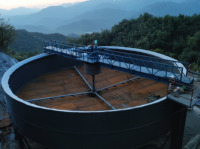Usine de traitement des eaux usées clarificateur de boue réservoir d'eau de sédimentation grattoir à boues de type pont