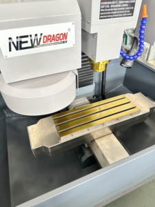 XH7120S <span class=keywords><strong>Mini</strong></span> fresatrice <span class=keywords><strong>Cnc</strong></span> <span class=keywords><strong>3</strong></span>/ 4 assi BT30 <span class=keywords><strong>Mini</strong></span> centro macchina mandrino - Product Image 5