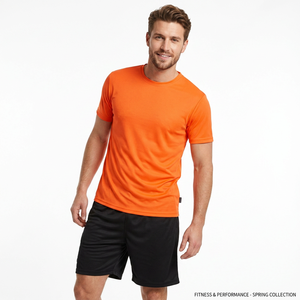 Ensemble T-shirt col rond orange et short noir pour homme, 100 % polyester, anti-humidité, tenue d'entraînement estivale, coupe classique - Product Image 1