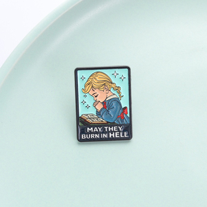 Ensemble de pin's en émail 'Fille priante créative' avec la citation 'Que leurs âmes brûlent en enfer', badge métallique élégant et drôle, accessoire de pin's de revers - Product Image 3