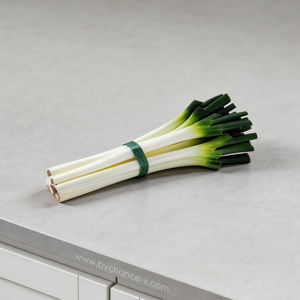 Bouquet <span class=keywords><strong>de</strong></span> poireaux artificiels réalistes pour <span class=keywords><strong>la</strong></span> <span class=keywords><strong>photographie</strong></span> culinaire, <span class=keywords><strong>la</strong></span> décoration <span class=keywords><strong>de</strong></span> cuisine, <span class=keywords><strong>de</strong></span> showroom et <span class=keywords><strong>de</strong></span> stand <span class=keywords><strong>de</strong></span> marché, présentation <span class=keywords><strong>de</strong></span> légumes longue durée - Product Image 1