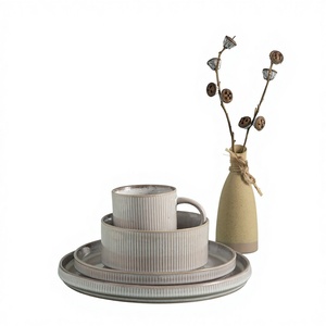 Service de table en céramique artisanale de style japonais de luxe avec glaçure réactive, design rustique vintage, durable, compatible micro-ondes et lave-vaisselle - Product Image 1