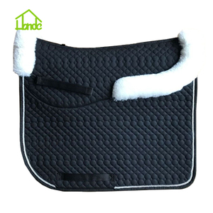 <span class=keywords><strong>Noir</strong></span> avec <span class=keywords><strong>tapis</strong></span> <span class=keywords><strong>de</strong></span> <span class=keywords><strong>selle</strong></span> <span class=keywords><strong>de</strong></span> cheval en peau <span class=keywords><strong>de</strong></span> mouton <span class=keywords><strong>de</strong></span> dressage <span class=keywords><strong>de</strong></span> tuyauterie blanche avec tuyauterie personnalisée pour produits équestres/<span class=keywords><strong>tapis</strong></span> <span class=keywords><strong>de</strong></span> <span class=keywords><strong>selle</strong></span> pour cheval - Product Image 1