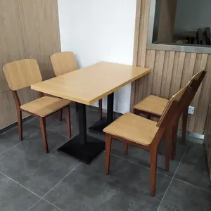 フレンチスタイルのカフェショップモダンな木製テーブルとレストランやコーヒーショップ用のダイニングチェア