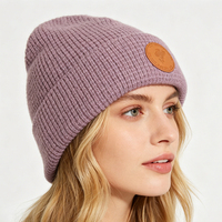 Bonnet en tricot gaufré 100% acrylique, bonnet chaud pour l'automne et l'hiver avec logo en cuir embossé personnalisé