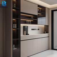 Maßgefertigter Esszimmer-Weinschrank in Rot Wohnzimmermöbel Wein-Vitrine mit LED-Beleuchtung und Regalen