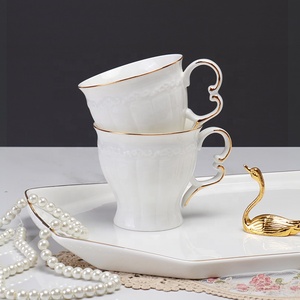 Venta al por mayor de juegos de té de porcelana blanca de estilo europeo con borde dorado - Product Image 6