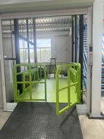 Monte-charge hydraulique personnalisé de 0,5 à 2 tonnes avec rails de guidage, plateforme de levage simple pour entrepôt